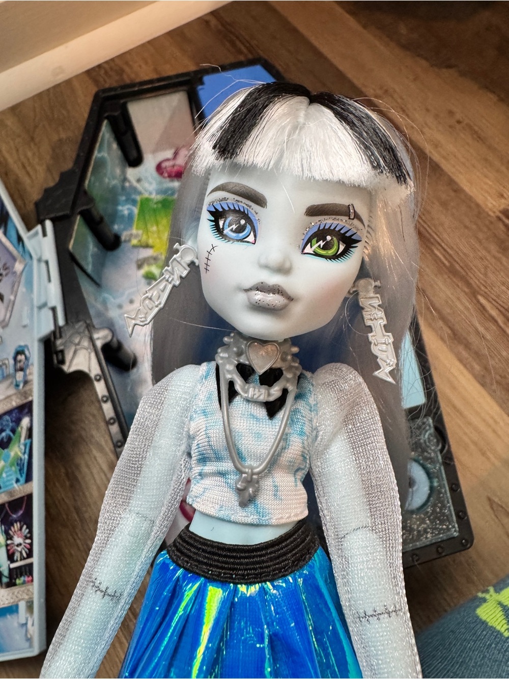 Monster High Frankie Fearadecent Gothic Doll play set